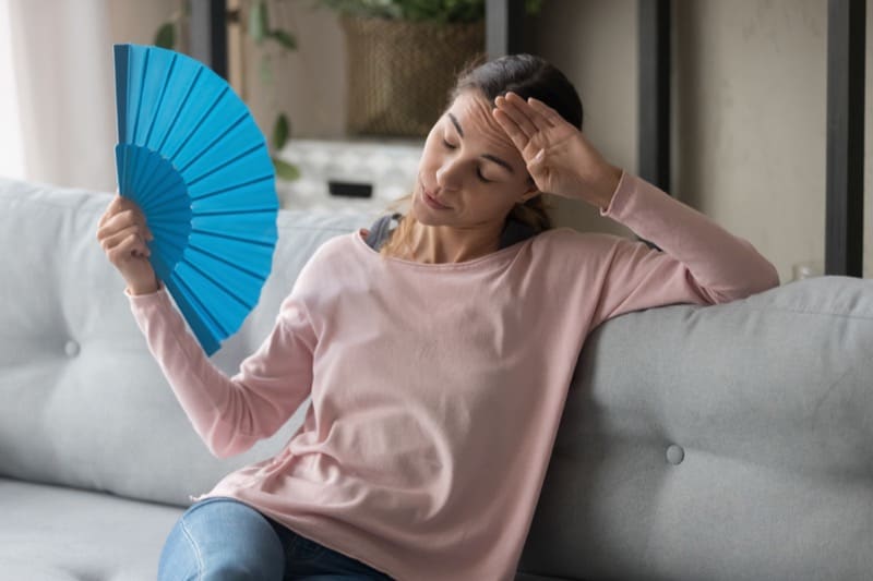 https://uploads-ssl.webflow.com/61a0875915332c1fd8109f03/638ec319d8edf602d500342f_diabetes-sweating.jpg