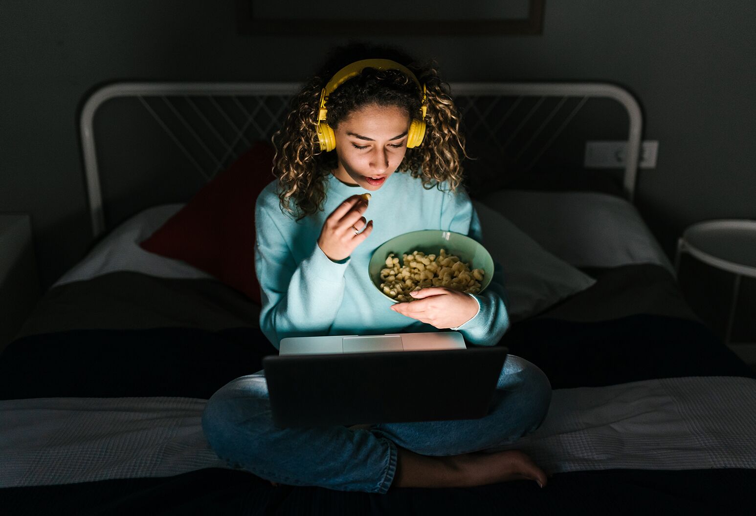 https://dam.northwell.edu/m/3b80e30b8ac43565/Drupal-TheWell_snacking-at-night_AS_510137919-jpg.jpg